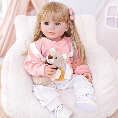 Reborn Kleinkindpuppe in einem süßen rosa Latzhosen Set