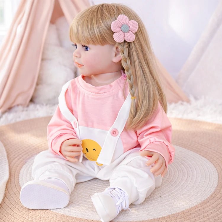 Reborn Kleinkindpuppe in einem süßen rosa Latzhosen Set