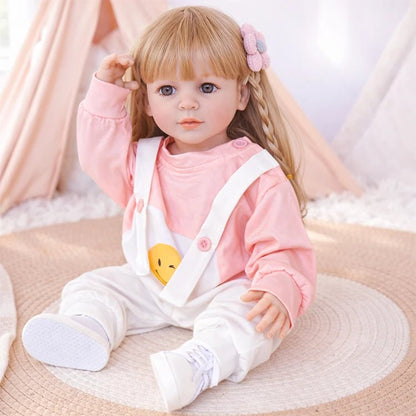 Reborn Kleinkindpuppe in einem süßen rosa Latzhosen Set