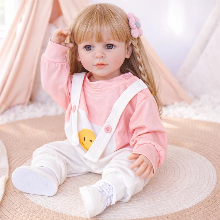 Reborn Kleinkindpuppe in einem süßen rosa Latzhosen Set